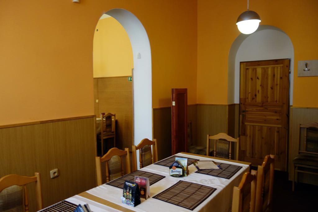 Restaurace Alvi Hotel Ostrava Luaran gambar