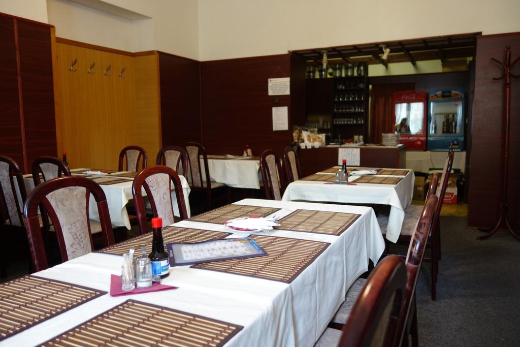 Restaurace Alvi Hotel Ostrava Luaran gambar